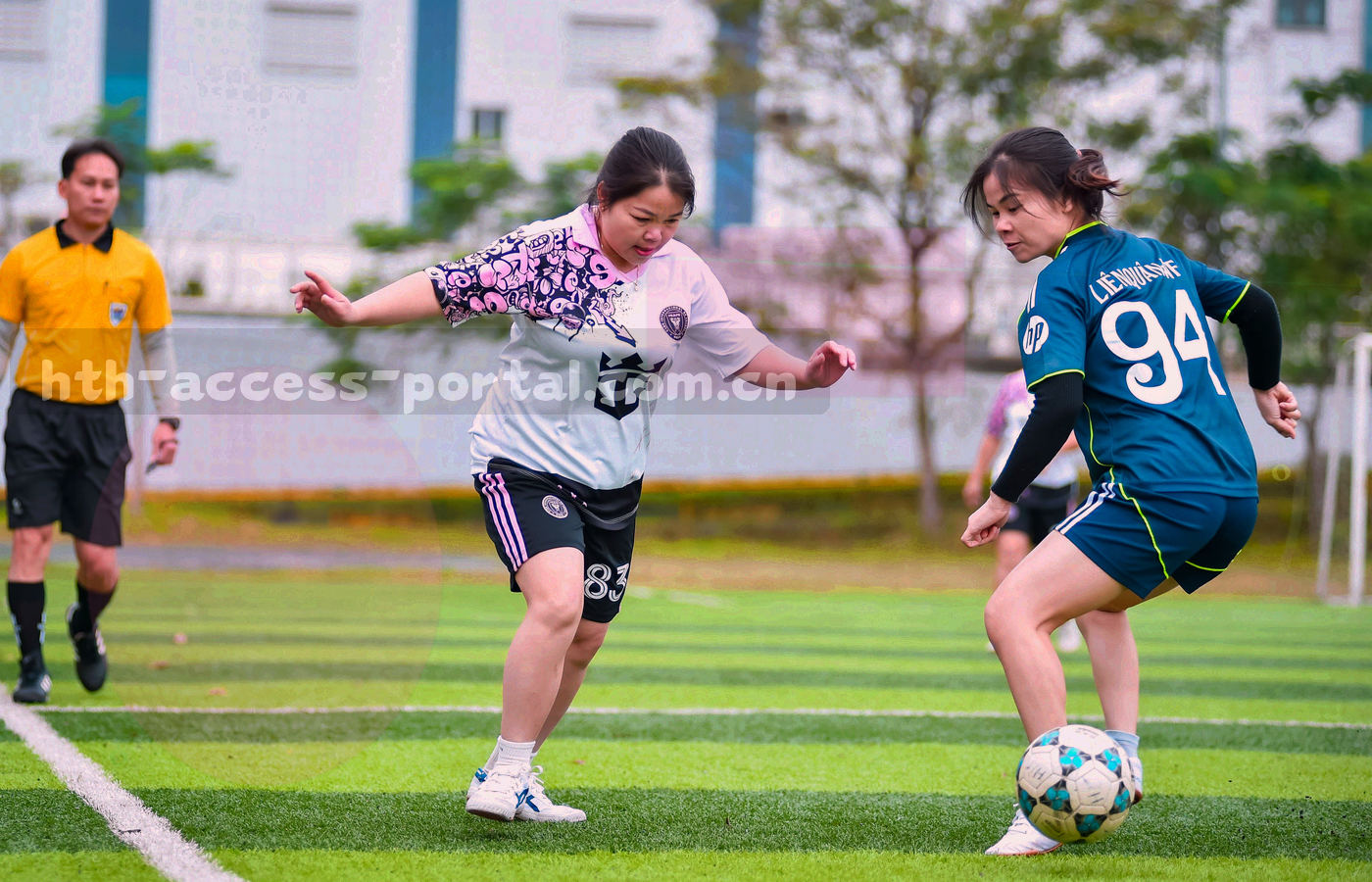 桌面显示器与手机并列摆放，屏幕上显示同一份赛程列表与比分